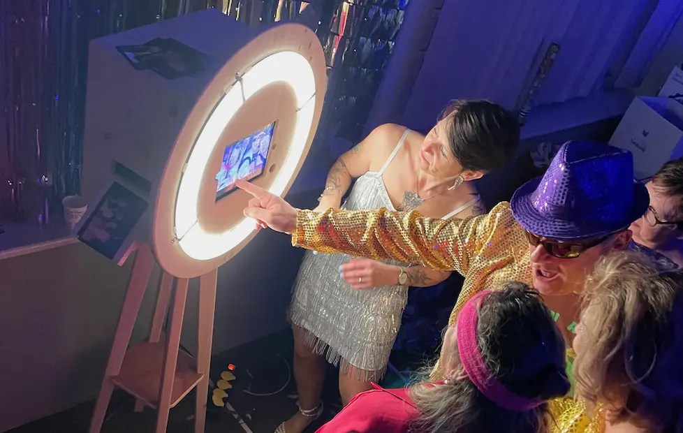 groupe de personnes souriantes devant une borne selfie à reims dans un mariage